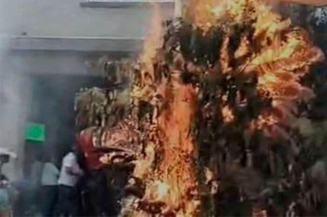 La quema de un torito pirotécnico provocó momentos de tensión durante la fiesta patronal del Barrio San Miguel Dextha.