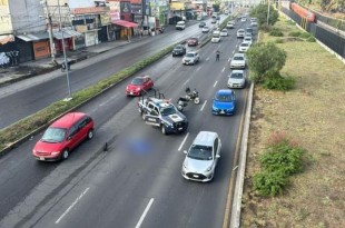 Un automóvil que aparentemente no se percató del peatón, impactó a la víctima y salió proyectada contra el pavimento.
