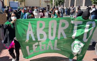 Las acciones convocadas para este martes iniciaron con una marcha desde la plaza González Arratia y posteriormente una protesta frente al palacio legislativo.