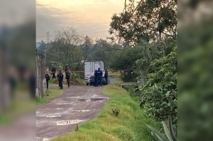 A un costado del vehículo Nissan NP300, yacía el cadáver de un hombre con heridas visibles provocadas por disparos de arma de fuego.