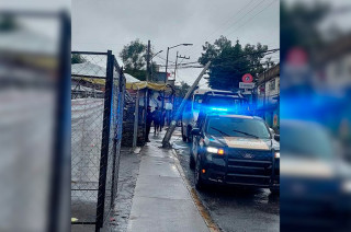 Elementos de Protección Civil y Policía Municipal acordonaron el área para evitar riesgos a transeúntes y vehículos.